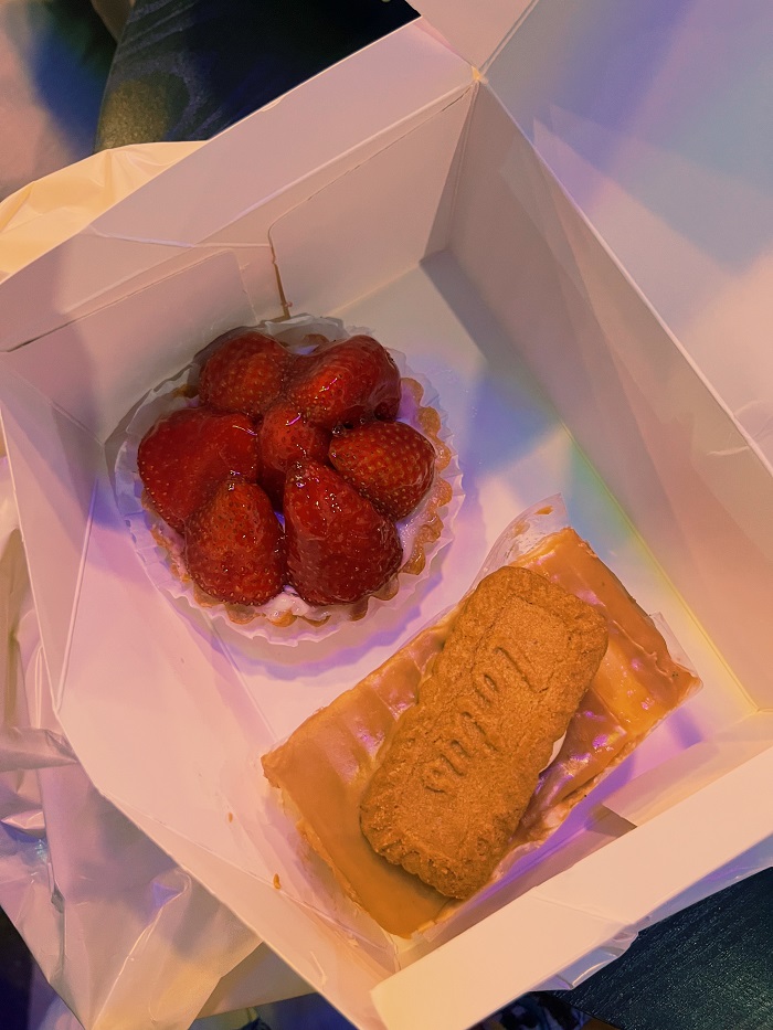 strawberry and cookie dessert in box