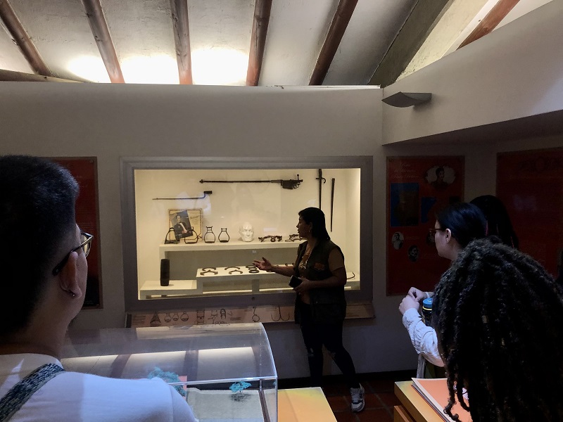 A staff explaining artifacts at Museo de Mulaló