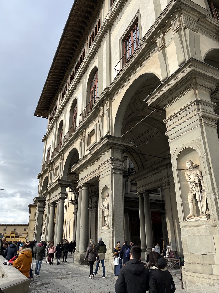 Many people in front of the entrance of the Uffizi Gallery