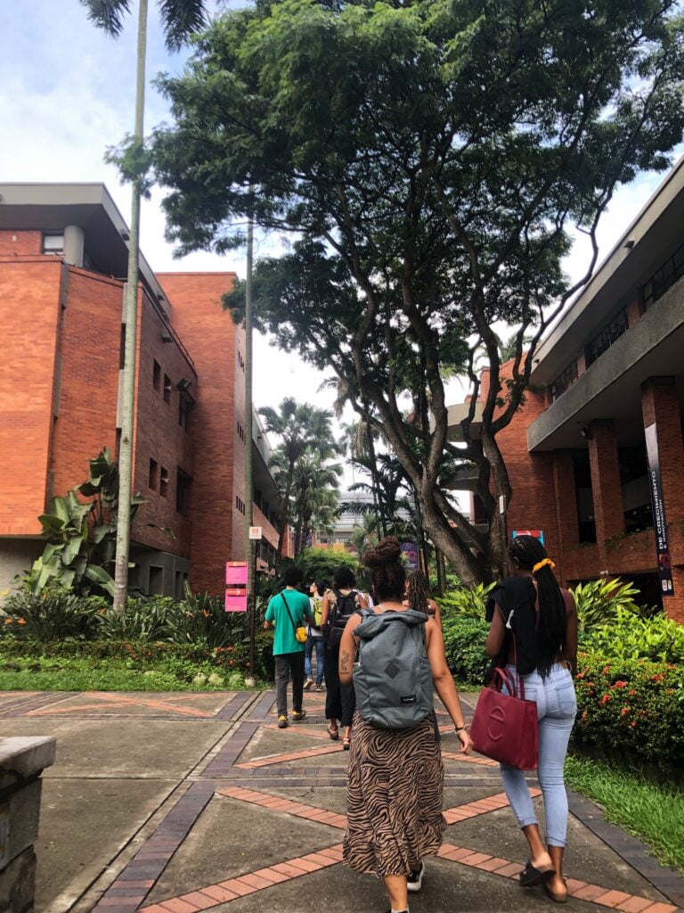 CET students walking on Universidad Autónoma de Occidente's campus