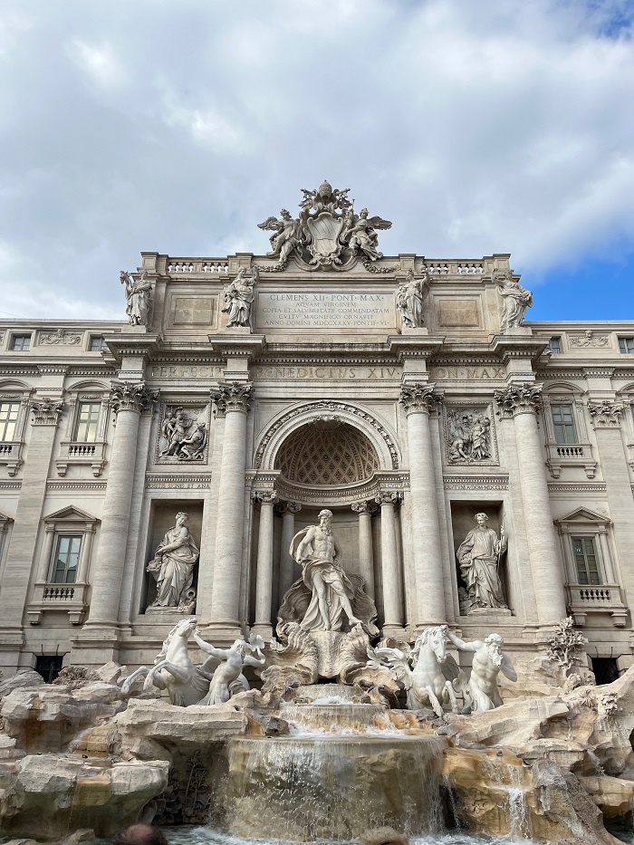 Centered image of the Trevi Fountain in Rome, Italy