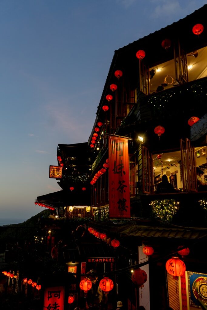 The tea houses and Jiufen old street lined with these gorgeous red lanterns, turn on when the sun goes down.