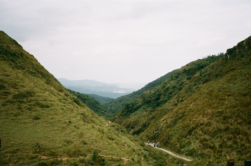 The top of Fulong hike with two giant green mountains on both sides