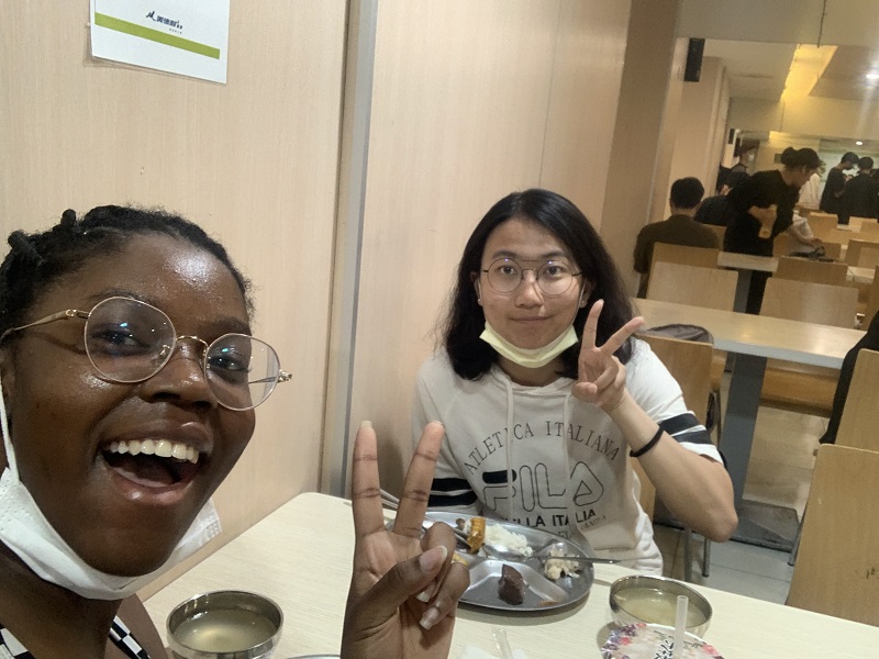 A CET Taiwan student with her language partner in the National Taiwan University Science and Tech cafeteria