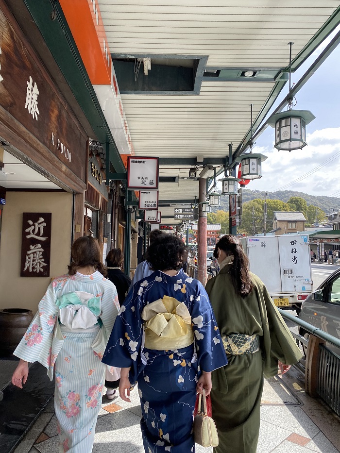 AICAD in Japan students walking in kimonos on a sidewalk by a street in Japan