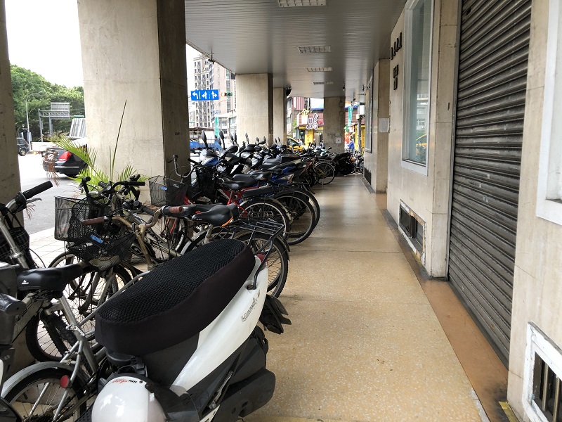 A narrow sidewalk in Taiwan due to park bikes