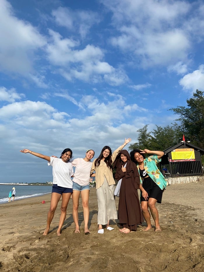 A CET Taiwan student and her friends posing at the beach