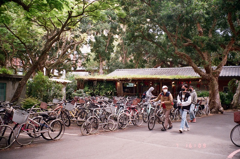 People walking bikes on the campus of National Taiwan University