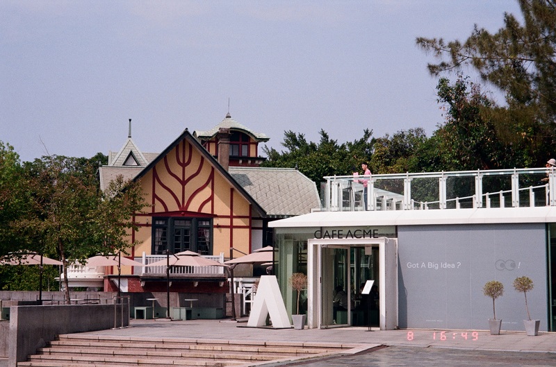 The outside building of the Taipei Museum and Café ACME to the right of the building 