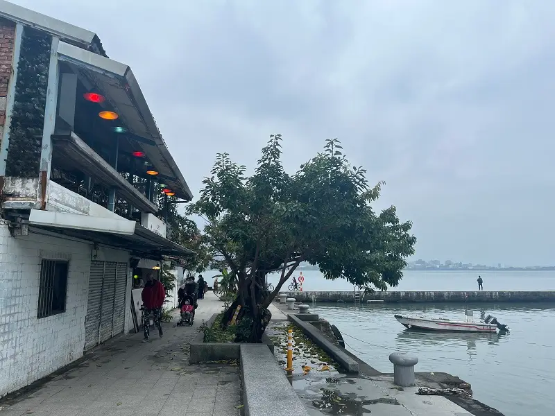 A river view by a coffee shop in Tamsui, Taiwan called Café La Vie Révée Des Anges on a cloudy day