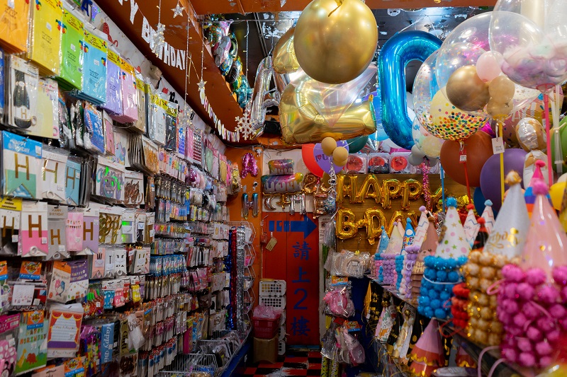 A shop in the Taipei Wholesale District with birthday items like balloons and cards
