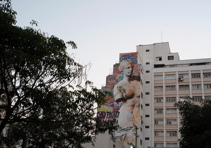 Street art of a Roman statue  on the side of a tall apartment building in the Pinheiros neighborhood