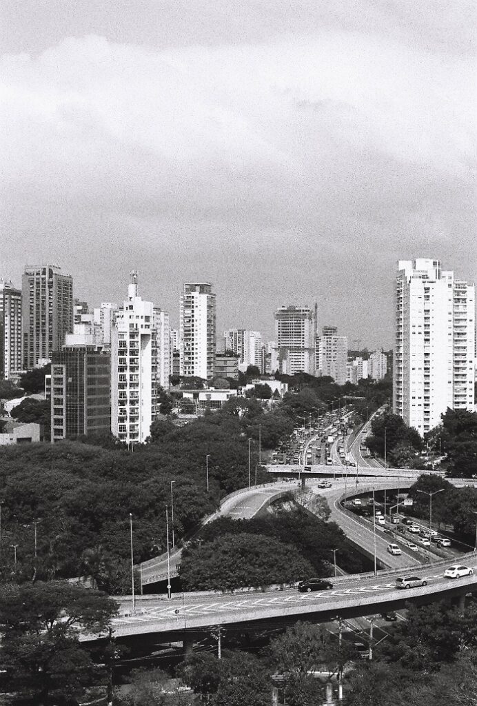 Black and white image of tall buildings and bridges in a region of São Paulo, Brazil