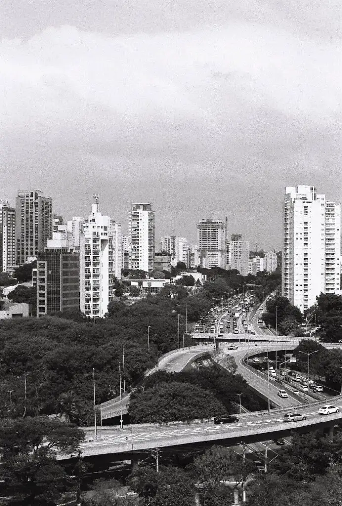 Black and white image of tall buildings and bridges in a region of São Paulo, Brazil