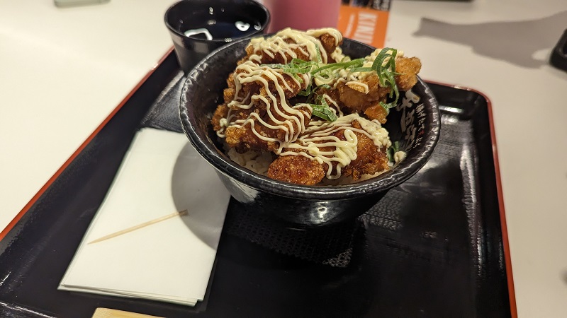 A bowl of fried chicken 