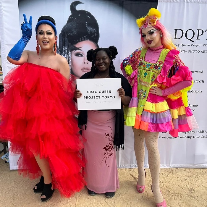 A CET Japan student standing besides two drag queens in Tokyo, Japan