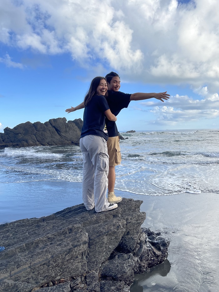 A CET Taiwan student and a local roommate by the beach posing as if they were on the Titanic 