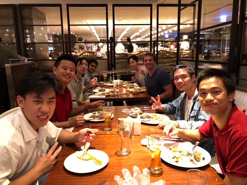 CET Taiwan students and a local roommates eating dinner together at a restaurant 