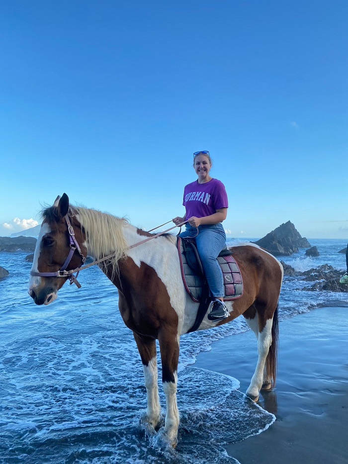 A CET Taiwan student on a horse at a beach in Hualien 
