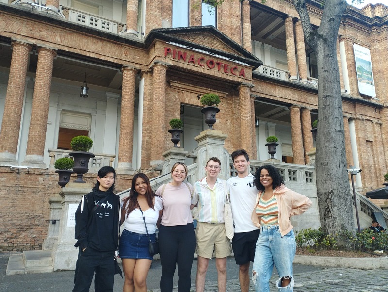 A group of CET Brazil students standing outside of Pinacoteca de São Paulo