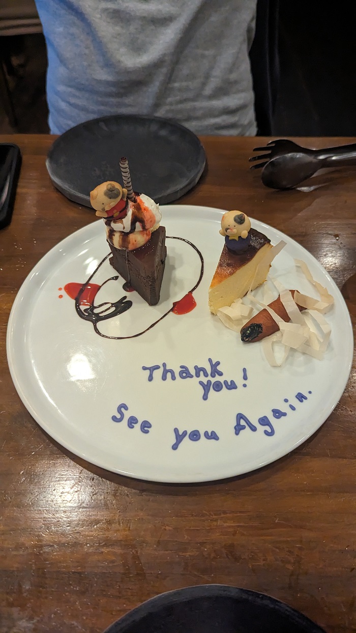 A dessert restaurant called Vicolo in Japan wrote out "Thank you! See you again" with icing alongside small cakes