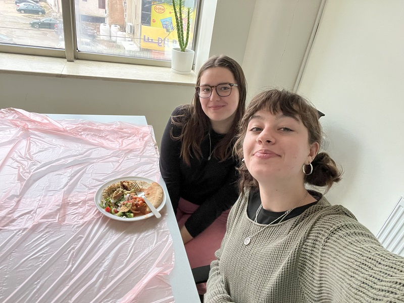 Two CET Jordan students smiling with a plate of local Jordanian food they cooked