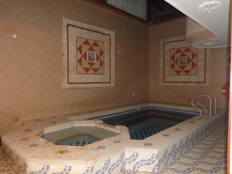 An empty pool at Casa CET
