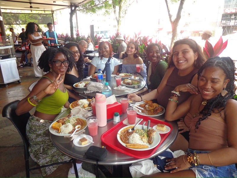 A group of CET Colombia students having lunch at an outdoor restaurant called Depeapan