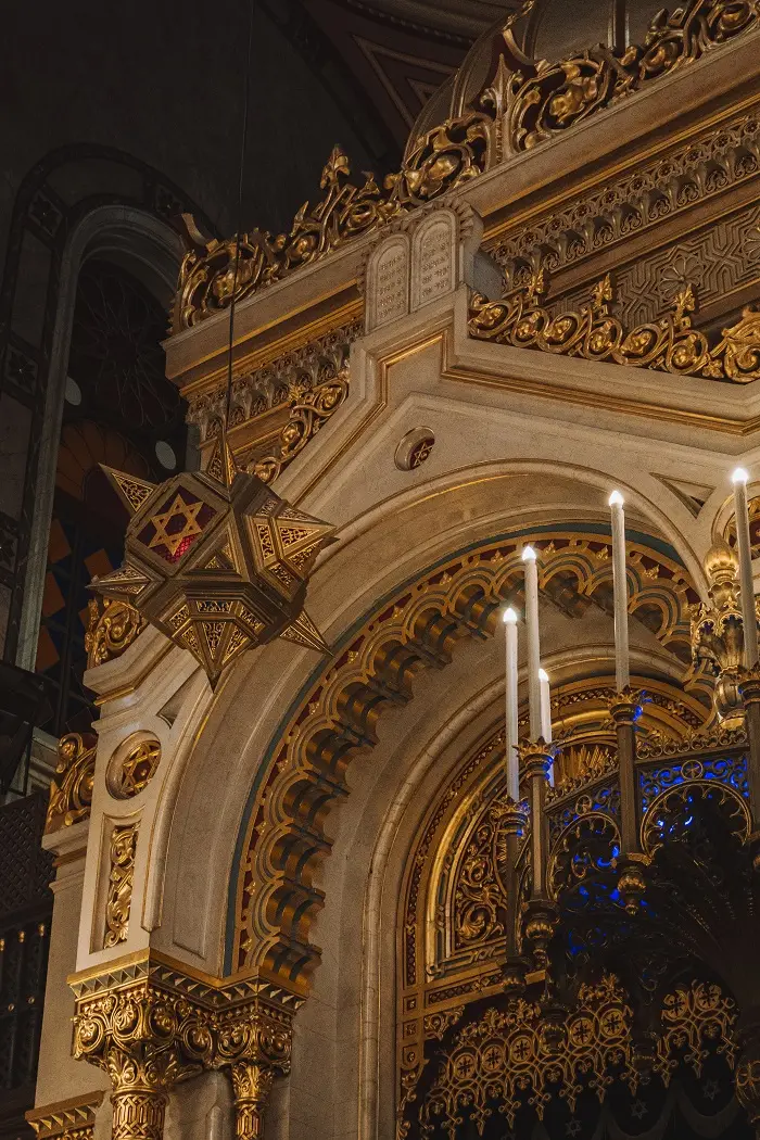 Close view of the interior of the Dohany Street Synagogue
