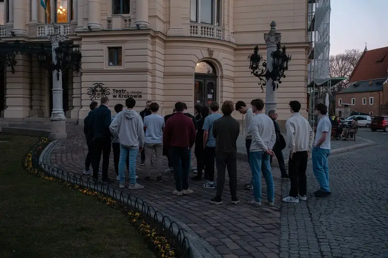 CET Prague students walking on the sidewalk in Krakow
