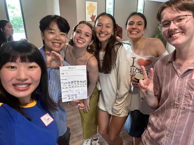 A group photo of CET Taiwan local roommates and students