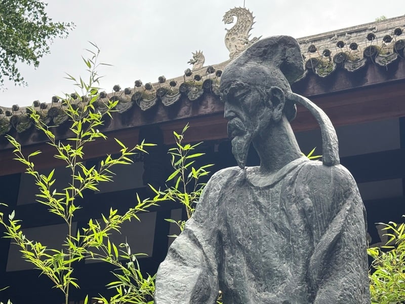A close-up statue of famous Tang dynasty poet Du Fu located outside of his cottage in Chengdu