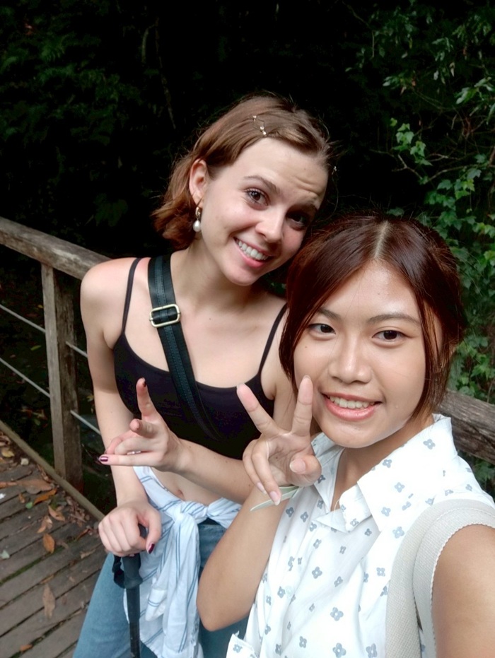 A CET Taiwan local roommate and a study abroad student smiling and posing outside while on a hike