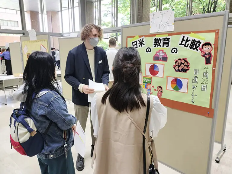 students presenting poster in Japanese