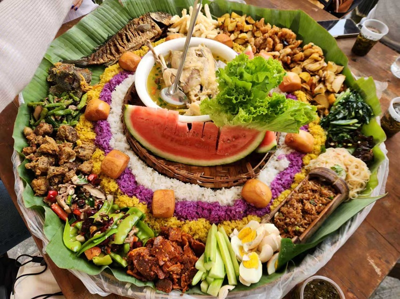 Five-colored glutinous rice served with multiple side dishes