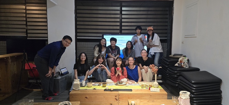 A group of CET Taiwan students and local roommates at a tea workshop