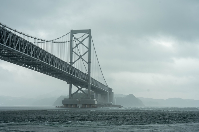 The Akashi Kaikyo Bridge in Japan on a cloudy day.