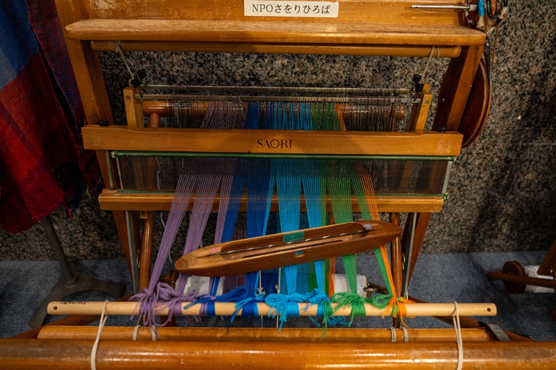 Strings at a loom station