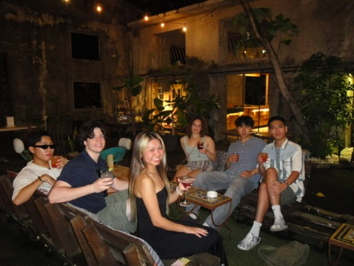 A group of CET Taiwan students and local friends inside of a dark restaurant
