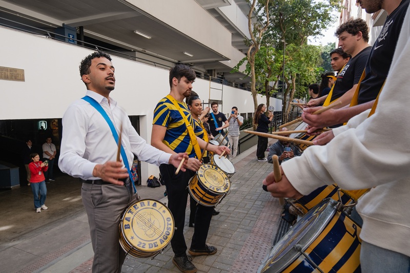 CET students and local students from Pontifícia Universidade Católica de São Paulo playing the caixa together while outside on campus