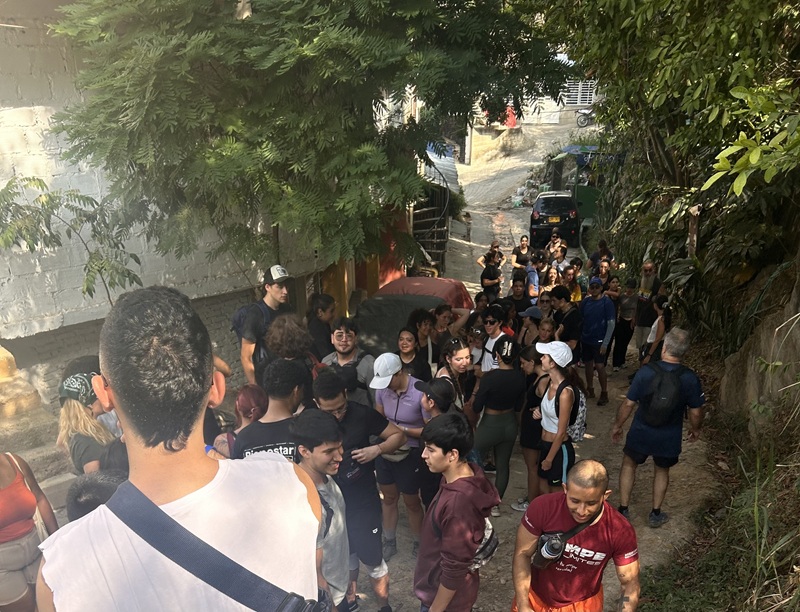 A large group of CET Colombia students and local roommates right before a hike.