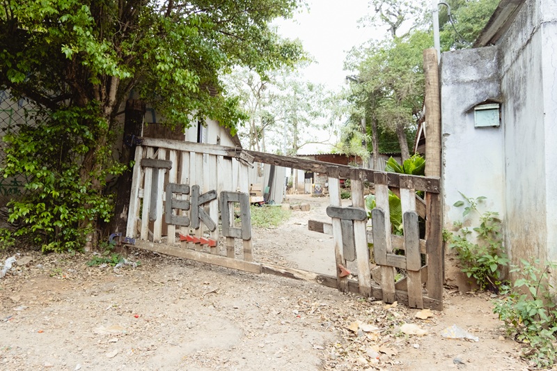 Wooden sign on the rustic, weathered gate explicitly reads "TEKO TÚ"