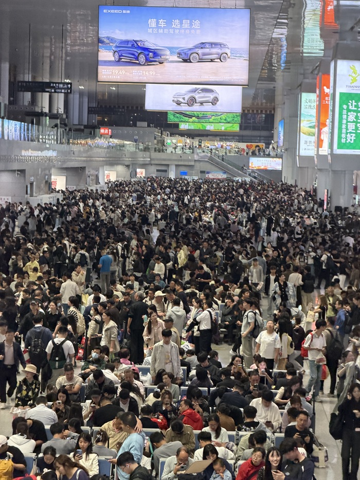 People packed within the Nanjing train station