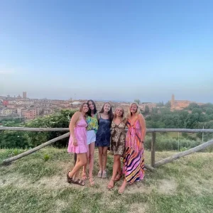 2022-Summer-Picnic-with-friends_Siena_Rommates_Anna-Alberti